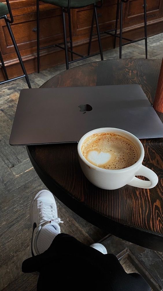 VolansSpes's tweet image. He’s spending time in his favorite coffee shop.