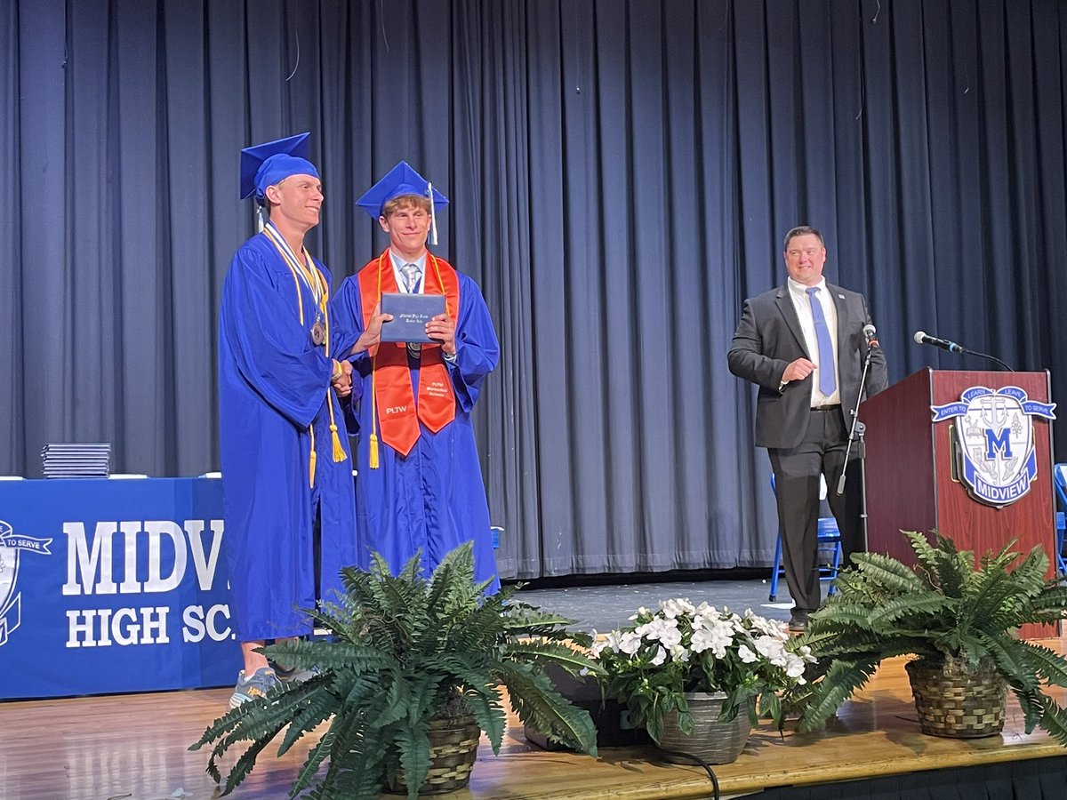 We had one last grad walk the stage! Dylan ran in the Regional Track meet, placed and made it back to MHS just as we finished. Dylan was presented his diploma by his brother Jared. Now all the 2024 Middies have graduated! #ClassOf2024 @MidviewLocal @MiddieUpdates @MidviewTrack