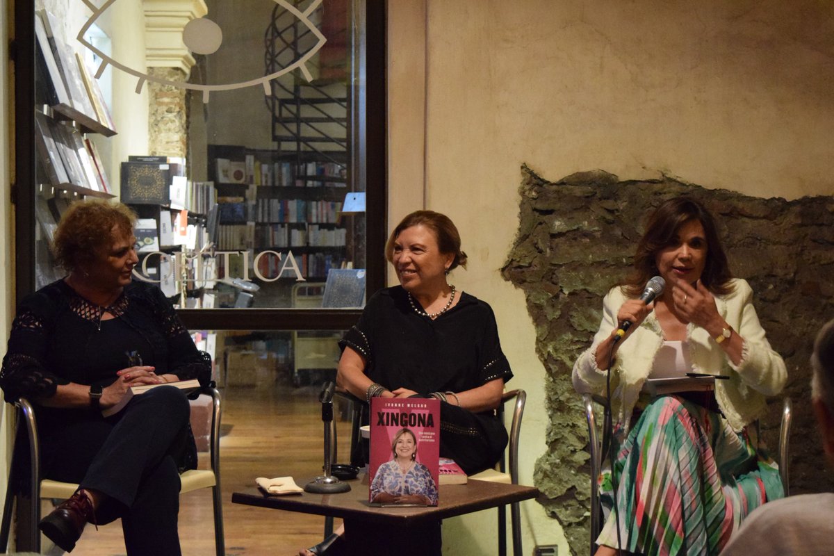 Hoy en la Librería @CasaDeLaLectura presentando el libro 📕 'Xingona' junto a la talentosa autora @ivonnemelgar y Maribel Vázquez Lorenzo. Un libro que desafía, inspira y empodera. #Xingona #Libro #Empoderamiento'