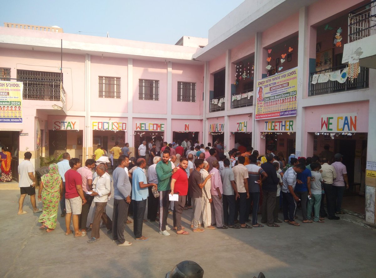 kuldeepgupta85's tweet photo. Chunav Aayog Kehta hai ki Matdaan jarur karein. Yahan subeh 7.30 minute par Garmi ne sitam dha rakha hai or prashashan ka koi intzaam nahin, dhoop se bachne ka koi rasta nahin. Bahut acchha intzaam hai.  log bina Vote kiye waapis jane lage. @DC_Faridaba,@aajtak,@cmohry https://t.co/myIrh23wt8