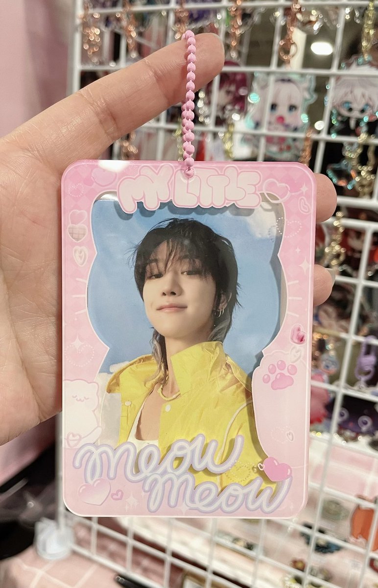 Go get your meow meow photocard holders at @Purilly table animenorth ! I love it so much! My fellow 8star friend 🥹🩷