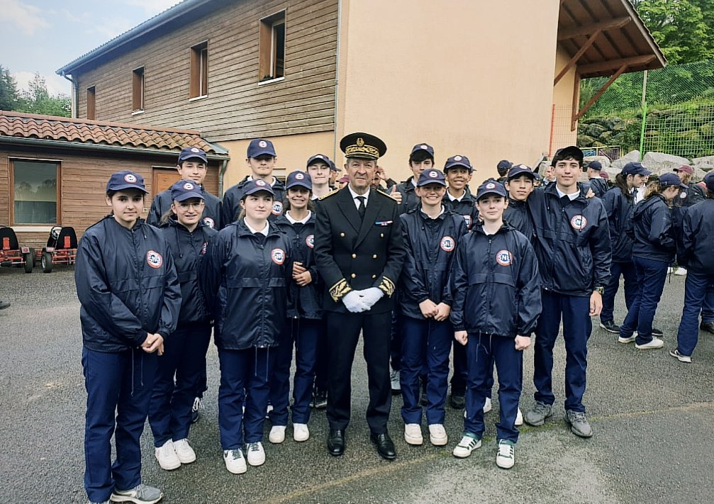 Préfet de la Loire (@prefecture42) on Twitter photo 📸 Jean-Michel Riaux, sous-préfet de l'arrondissement de Montbrison, aux côtés des jeunes du <a href="/snujemengage/">Service national universel</a> à Verrières-en-Forez.
💡 Pourquoi s'engager ?
➡️ Agir très concrètement pour une société plus solidaire
➡️ Vivre une expérience humaine collective
➡️ Être utile aux autres 📸 Jean-Michel Riaux, sous-préfet de l'arrondissement de Montbrison, aux côtés des jeunes du <a href="/snujemengage/">Service national universel</a> à Verrières-en-Forez.
💡 Pourquoi s'engager ?
➡️ Agir très concrètement pour une société plus solidaire
➡️ Vivre une expérience humaine collective
➡️ Être utile aux autres
