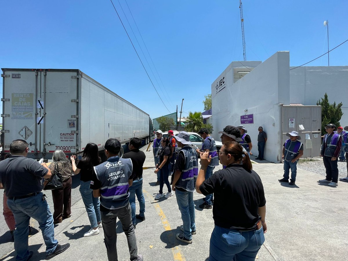 IEC_Coahuila's tweet photo. La Consejera Electoral @madeleyn3 acompañó el traslado de paquetes electorales desde la bodega central del IEC hasta el Comité Municipal Electoral de Saltillo, donde también participó en la recepción de los mismos y realizó un recorrido por sus instalaciones. https://t.co/HZPDuUwzpJ