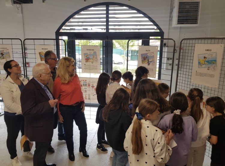 EuropeToulouse's tweet photo. Aujd'hui, journée 🇪🇺pour les élèves de Henri Puis de Saint-Orens.Notre #EuropeDirect participe à l'organisation:
-animation autour des expos"Les petits Européens" et l"#UE et l'Olympisme"
-repas européen
La visite de @Dominique Faure a clôturé cette journée.
#SemaineDeLEurope https://t.co/rYvCn3s6wM