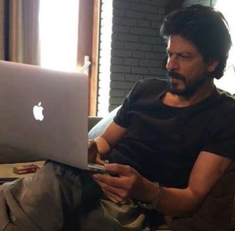 SRKsSamina_'s tweet photo. Is my gorgeous man resting or restless @iamsrk? I bet it’s the latter… forever a workaholic and a night owl! Missing you so much Shah… take care of yourself please… big hugs ♾️♥️ https://t.co/wyBhiLNA6y