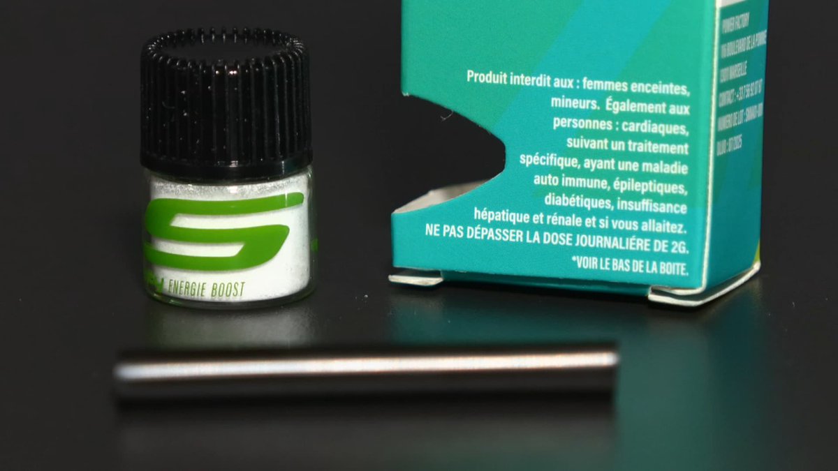🇫🇷👃 FLASH | "Sniffy", une poudre blanche vendue légalement à 14,90€/g dans des bureaux de tabac français et sur internet avec une pipette, et qui promet des effets énergisants lorsqu'elle est sniffée "comme de la cocaïne", inquiète les professionnels de santé et les buralistes.