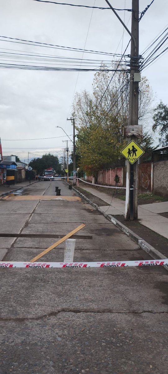 kuore74x's tweet photo. @EnelChile  #URGENTE DIAGONAL NORTE 8879  PUDAHUEL #ENEL 611233986  CABLE ELECTRIFICADO EN EL SUELO AL LADO DE UN COLEGIO, HORAS ESPERANDO. https://t.co/ZL8Kw707l0