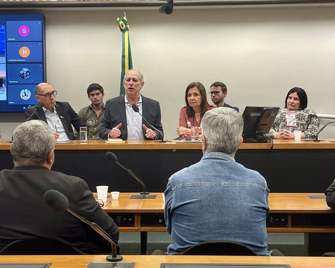 cirogomes's tweet photo. Debater verdadeiramente os problemas do Brasil! O PDT, o Trabalhismo, é exemplo e segue na luta! ✊🌹

Hoje, na Câmara dos Deputados, ainda na agenda do do 6º Congresso Nacional do PDT, aconteceram discussões de Grupos de Trabalho (GTs) importantíssimos. 

- Ciência, Tecnologia e Inovação;
- Trabalho, Empregabilidade e Renda;
- ⁠Direitos Humanos e Movimentos Sociais;
- ⁠Educação Integral e Inclusiva;
- ⁠Organização e Comunicação Partidária;
- ⁠Justiça, Segurança Pública e Cidadania;
- Meio Ambiente, Sustentabilidade e Crise Climática;
- Cultura, Turismo, Esporte e Lazer;
- Saúde, Previdência e Assistência Social;
- ⁠Cidades Sustentáveis e Governança Trabalhista;
- Segurança Alimentar, Agricultura e Acesso à Terra; 
- Política Econômica e Soberania Nacional.