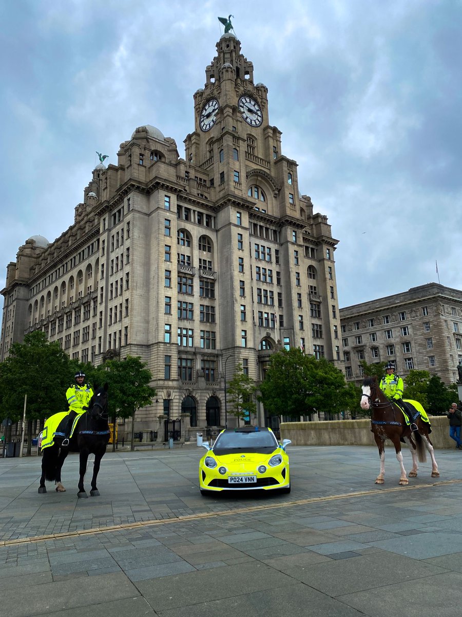 Owen, Beau and our Officers have been patrolling Liverpool Pierhead today ahead of the Isle of Mann TT which takes place this week and will see bikers from across Europe travelling through the city. #StandTall #PHOwen #PHBeau #MountedPatrols @ttracesofficial