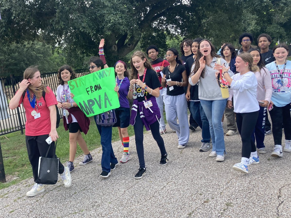 estheruribe's tweet photo. Students at @MeyerlandMS walked out in peaceful protest of the TEA takeover. They exercised their 1st amendment right to free speech in support of their beloved principal @AudenSarabia. #nomoreharm #saveourschools #stopthetakeover @HoustonCVPE @HOUmanitarian @KPRC2 https://t.co/6qCCAcSdLO