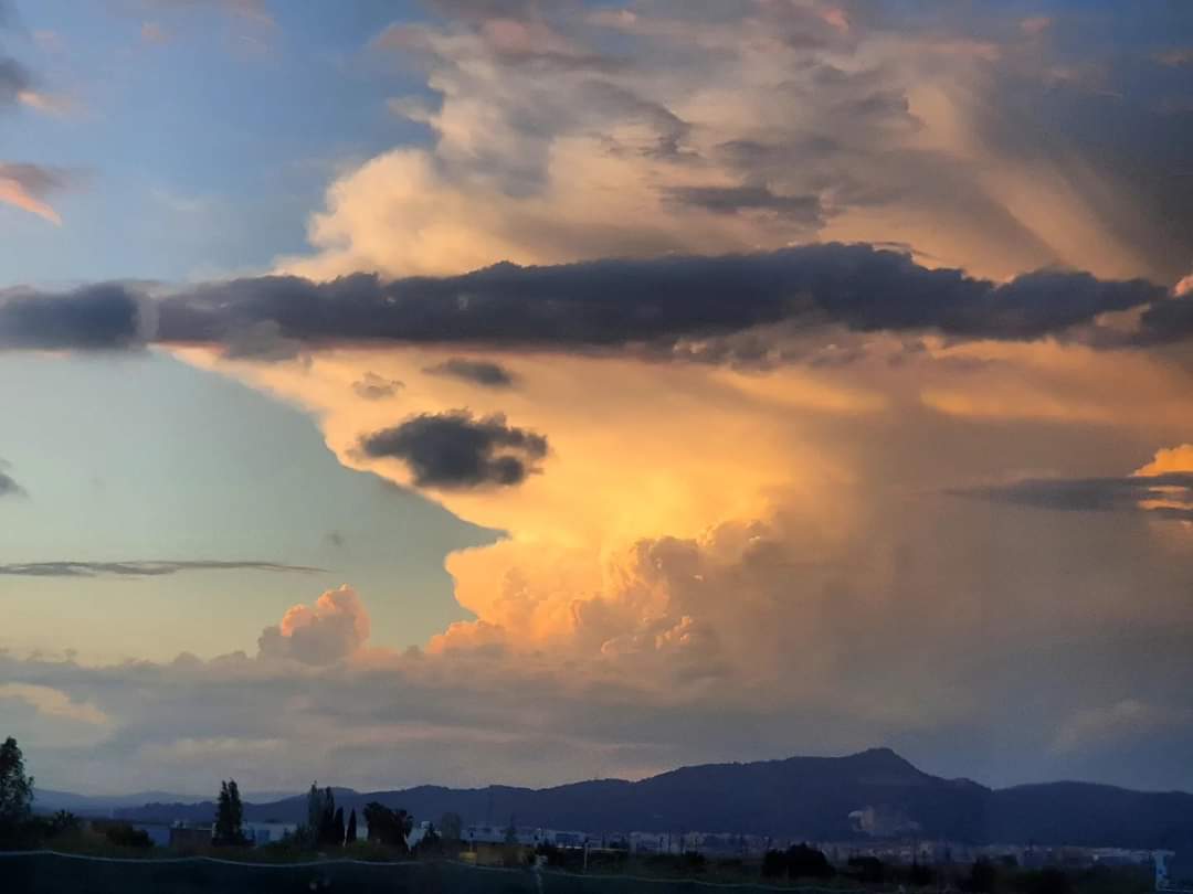 Espectacular #cumulonimbus #capilatus #incus  desde #santboi . 

#santboidellobregat
#baixllobregat
#meteofoto
#fotometeo
#lluvia #nubes
#cielos #cielo
#tormenta #tormentas 
#cazatormentas
#stormchaser 
#stormchasers
#meteorologia 
#observadormeteorologico