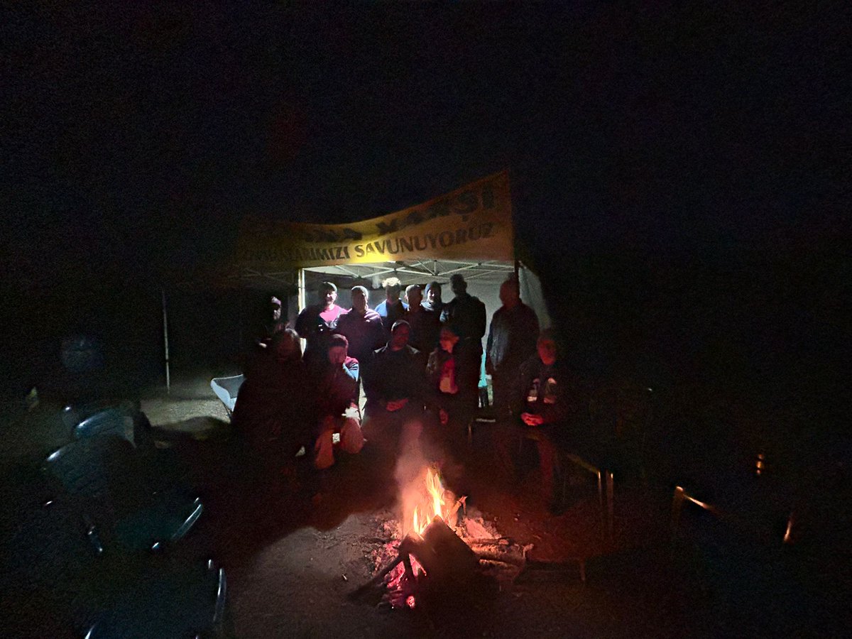 Manisa Gördes'te köylüler ayakta!

Zorlu Holding'in Nikel madenine karşı 13 Mayıs'ta başlayan geceli gündüzlü nöbet direnişi sürüyor. 

Yaşam ve üretme haklarına sahip çıkan köylülerin sonuna kadar yanlarındayız! Tüm kamuoyunu bu mücadeleyi desteklemeye çağırıyoruz.