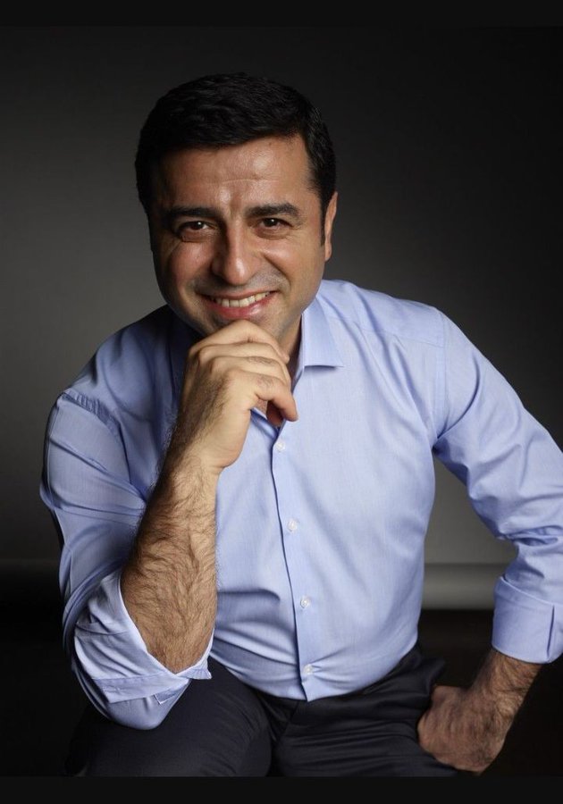 Bekes00's tweet photo. Selahattin Demirtaş'ın bu karizmasına 10 bin fav gelir mi 🤔

Selahattin Demirtaş'ı serbest bırakın https://t.co/D0OrSaJElj