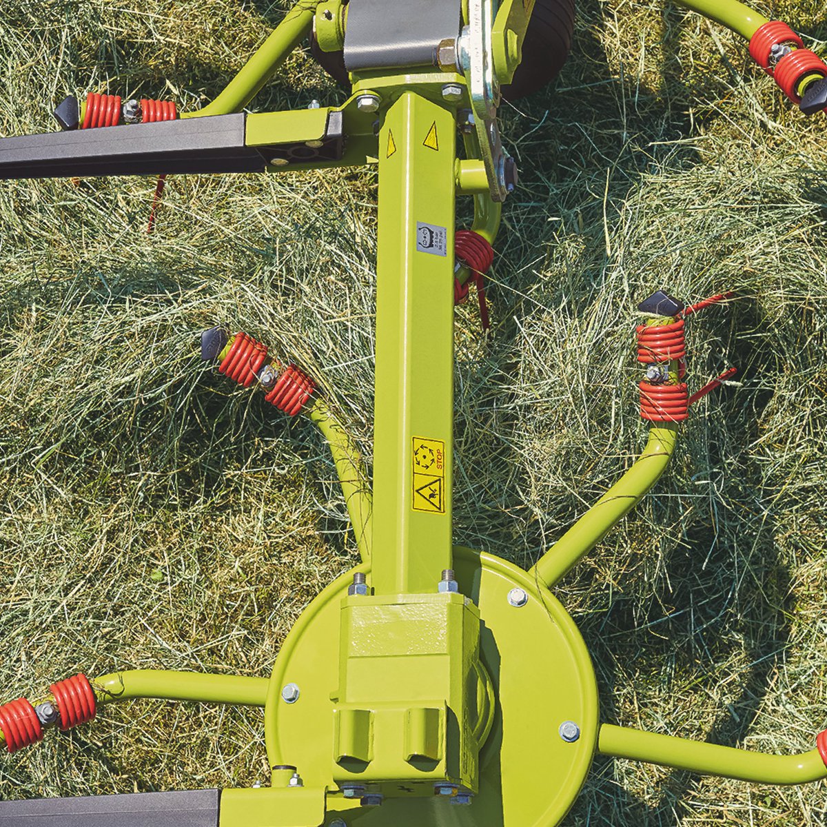 Spring into action with CLAAS spring tines! 🌱✨ MAX SPREAD tine arms’ unique design is your secret to Top-Quality Forage. Allowing the PTO to operate at low speeds reduces ash incorporation and retains nutrition-rich leaves. Learn More: bit.ly/4bn5cq2 #CLAAS