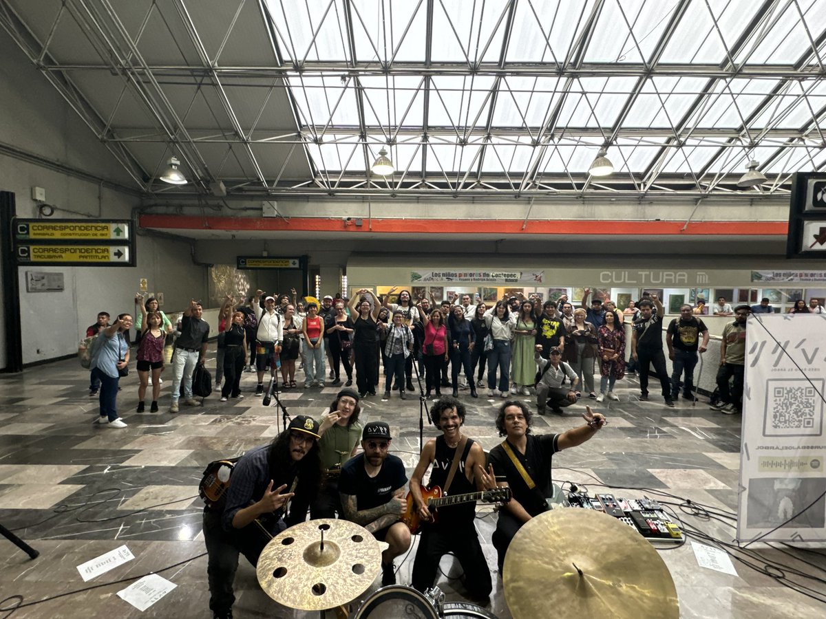 URSSbajoelarbol's tweet photo. ¡Así arranca el #RelatosDelInfinitoTour gracias a los que fueron al show sorpresa de Metro Chabacano! ♾️🌙 les ama URSS bajo el árbol https://t.co/abGPyXODwX