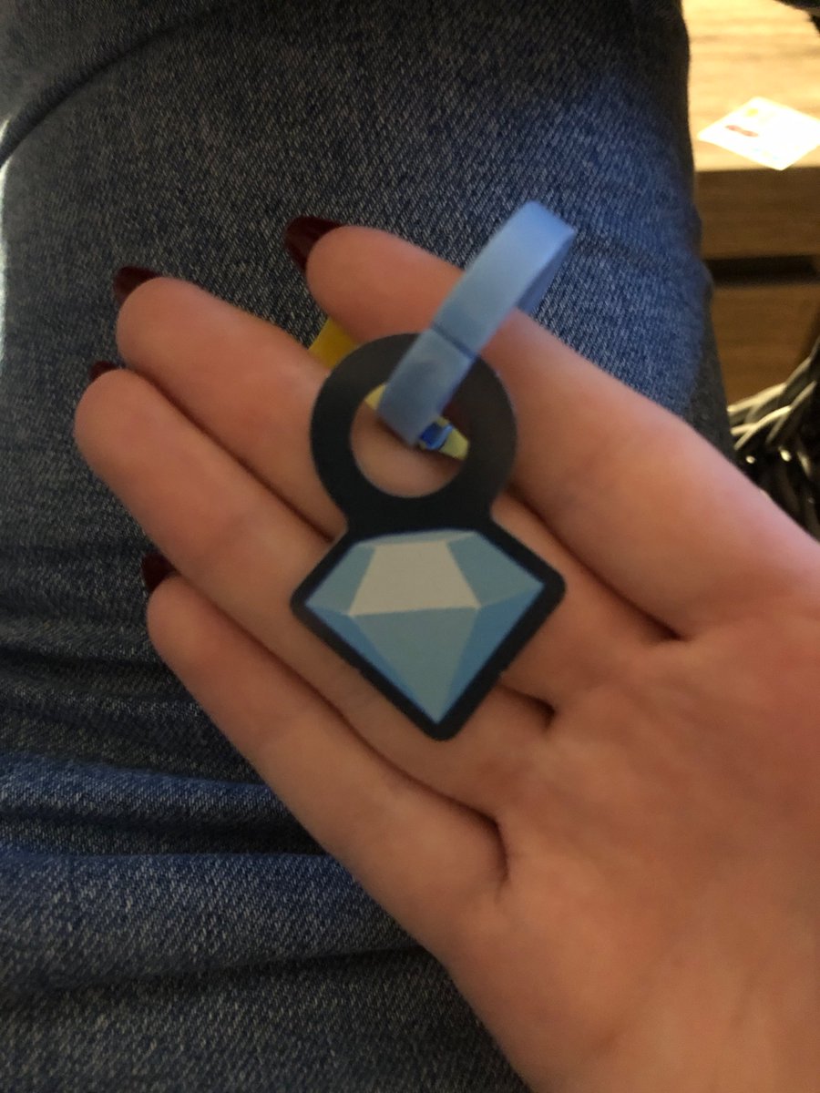 HYUNSSTAY's tweet photo. @Artist01000 @PetSimNewsAcc There’s a QR code at the back of the diamond charm. https://t.co/i2ycNLXRIU