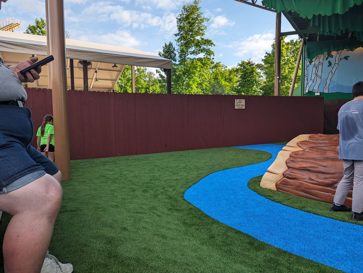 MrsRobinsonBlog's tweet photo. We have spent 4 hours now in the new playground are in #CampSnoopy @KingsIslandPR. Here's hoping they put benches along here for the parents to sit on. Then it would be 💯 #kibestday https://t.co/BruOHlSTOW