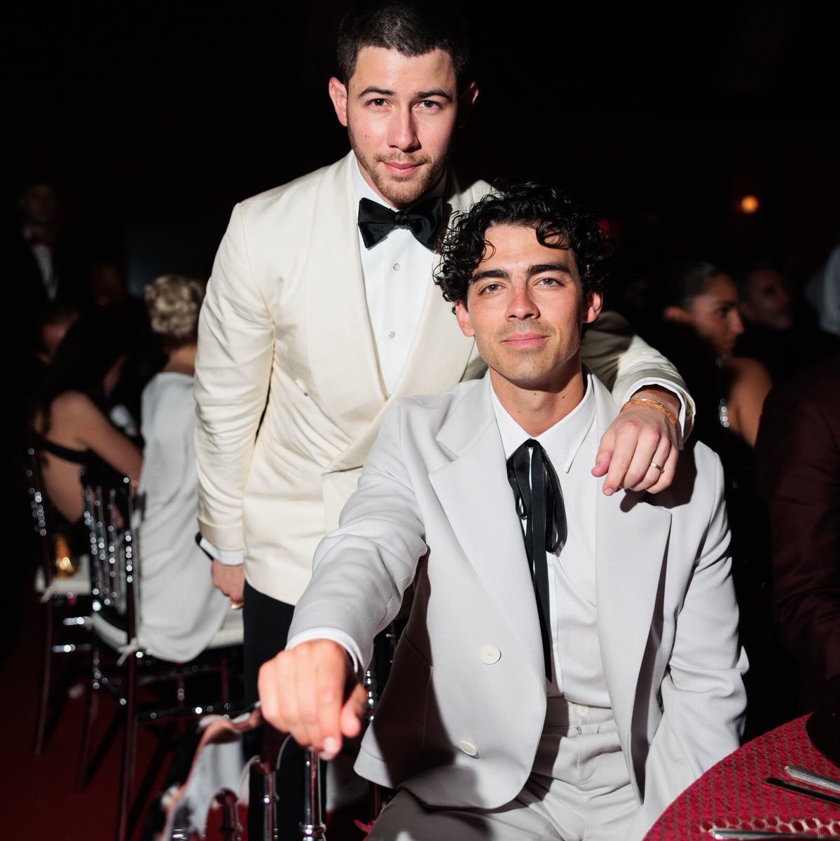 Joe Jonas and Nick Jonas at the amfAR Cannes Gala 30th edition in Cap d'Antibes, France. (5/23)

📸: Violette Franchi