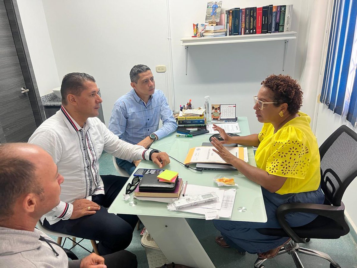 CalyMauricio's tweet photo. En Turbo, conversamos sobre la migración que enfrenta el Urabá antioqueño y las acciones  que @GobAntioquia promoverá desde el PDD 2024-2027.
Es necesario impulsar la cooperación regional e internacional, para abordar de manera integral la migración en la región. 

@PartidoMIRA https://t.co/FRfBKQUPVh