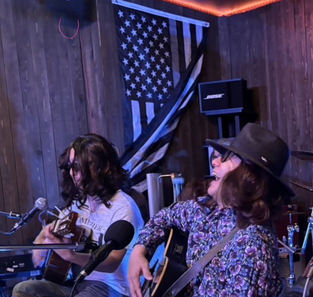 おはようございます😃

今日我らがボーカルQP☆は
静岡カフェブラットさんの
マンスリーライブに出演します♪

バンドではなく、ユニット
「クーピーズ」として
カバー曲とオリジナル曲を
１５時３０分くらいから
３０分くらい演奏します♬

もしよろしければ
お運びくださいませ🤗