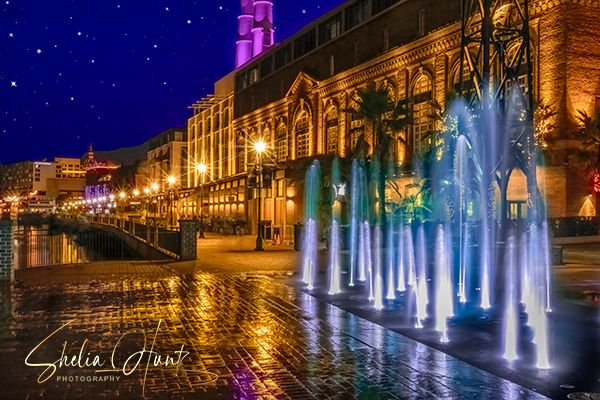 🌙✨ Enjoying the stunning view of the fountains at night on the Savannah Riverwalk! Such a magical spot to relax and take in the beauty. 🌊💖 buff.ly/44UWqxk #VacationVibes #SavannahNights #RiverwalkMagic #SheliaHuntPhotography #BuyIntoArt