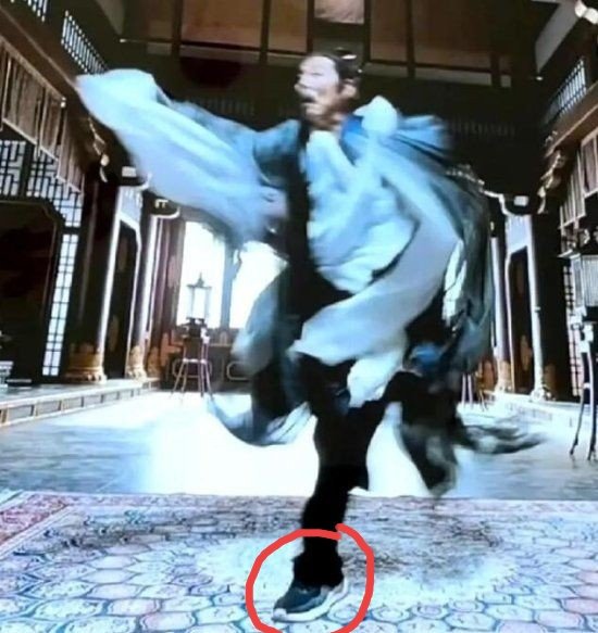#庆余年第二季
#JoyOfLife 
#JoyOfLifeS2
Something c-netizens picked up. Emperor Qin in the first ep was running around in modern runners. LOLs.  Chen Daoming is 69, how do you expect the man to run around wildly flailing without supportive foot wear?!