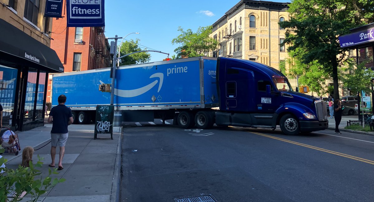 Gigantic @amazon truck stuck on Union St/7th Ave #parkslope, neither of which are truck routes; driver also not paying attention to traffic while backing up. As Amazon et al continue to bombard NYC w deliveries, need @NYPDTransport enforcement, better @nyc_dot laws, real training