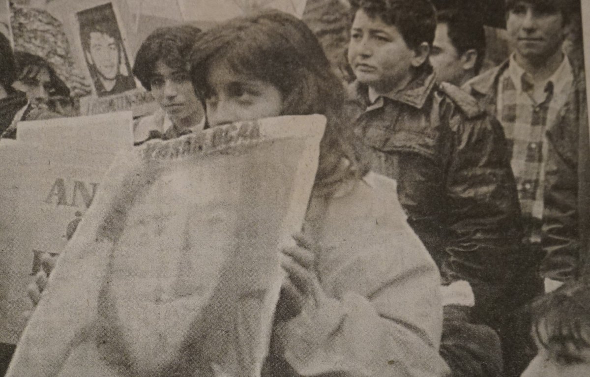 Bu fotoğrafı ilk kez görüyorum. Neye bakıyordum ne hissediyordum bilmiyorum. O meydanda büyüyen ben, elimde fotoğrafı olan dayımdan artık 7 yaş daha büyüğüm. İsteğim tüm kayıplarımız için adaletin sağlanması ve böylece meydanda oturan son kuşak olmamız #CumartesiAnneleri1000Hafta