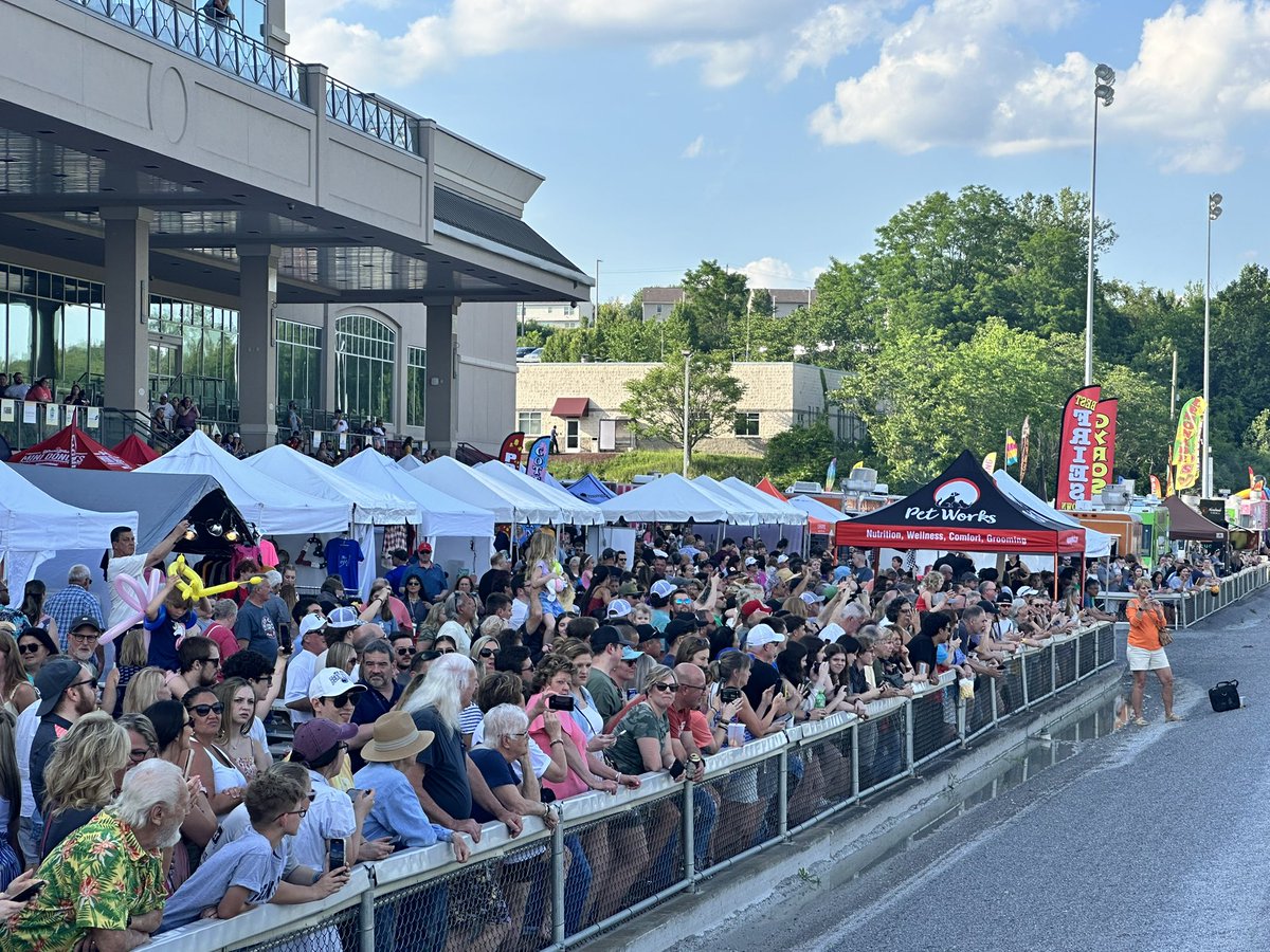 TheMSOA's tweet photo. Check out this crowd! First wiener dog race is complete! Tune in for the final after the 7th race. #wienerdogs #betthemeadows #harnessracing https://t.co/YY3hZURYej