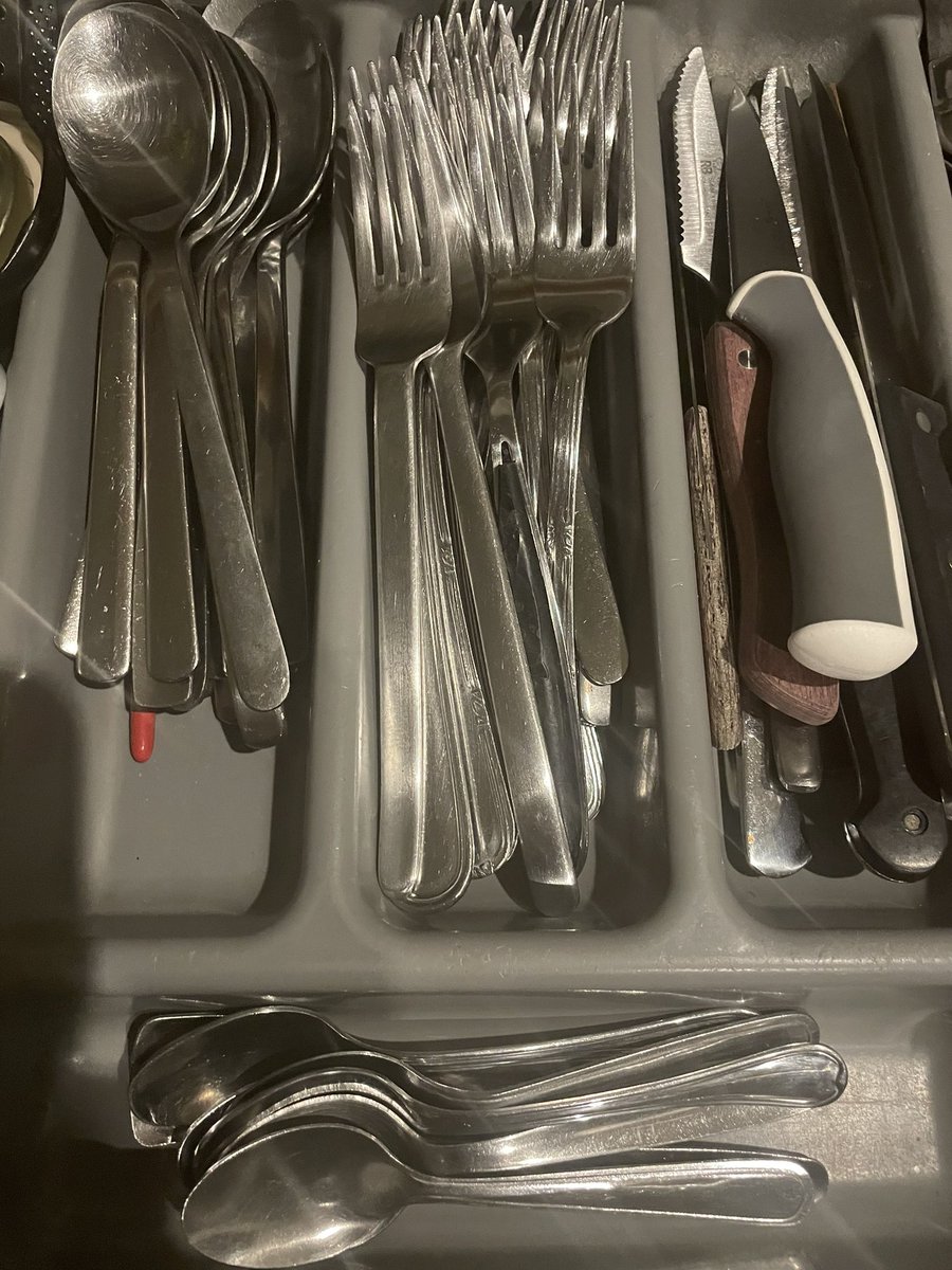 ¿A vosotros también se os multiplican los tenedores y desaparecen las cucharillas pequeñas? 
#cajonfacts #decajon