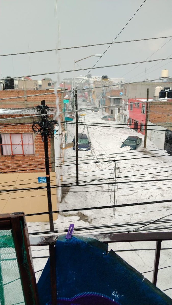 ❄️ Sepultados bajo granizo quedaron coches en la calle Benito Juárez, en la zona de Galerías Serdán en #Puebla. 📸Redes Sociales. Vía: @TelevisaPuebla.