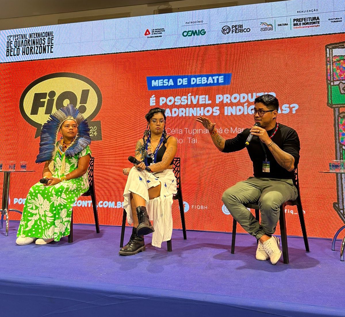 Rolando agora no @fiq_bh a mesa de debate “É possível produzir quadrinhos indígenas?” Participação dos paraenses @ixe_tai e Marcelo Borary e Celia Tupinambá, da Bahia. 🏹