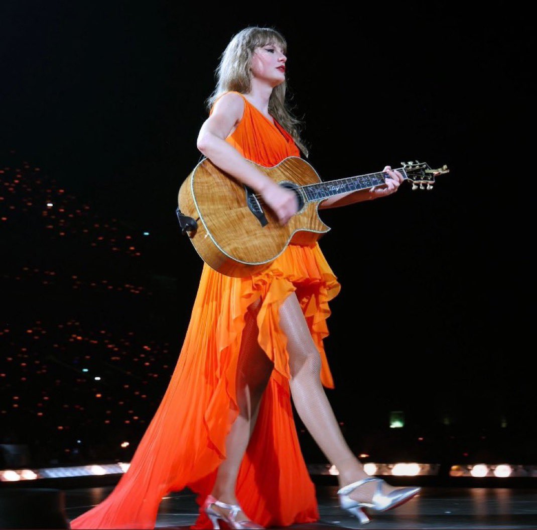Taylor did a TRIPLE mashup remix with “Come Back Be Here” x “The Way I Loved You” x “The Other Side Of The Door” on the guitar as the first surprise song for Lisbon Night 1! #LisbonTStheErasTour