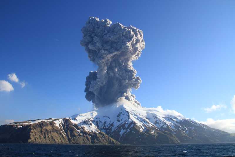 Today marks the 3rd anniversary of the current eruption of Great Sitkin Volcano, which started with a bang May 25, 2021. 3 years sounds like a long time, but it still has a way to go to match Mount Yasur which has been erupting for ~1200 yrs! #Alaska @USGSVolcanoes @UAFGI @akdggs