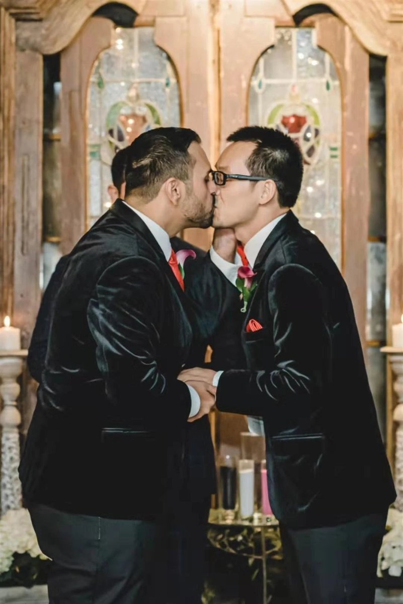 Lixinyang0923's tweet photo. I envy them very much. A pair of same-sex couples, one Chinese and one American, they live and get married in the United States. When will I live abroad like them and marry my future boyfriend https://t.co/epoAcv3MkK