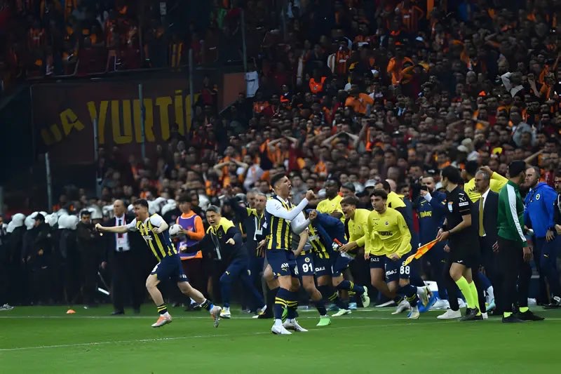 Uzun zamandır hiçbir Fenerbahçe kadrosu bu kadar gururlandırmamıştı. Pazar günü sonuç ne olursa olsun sizinle gurur duyuyoruz beyler