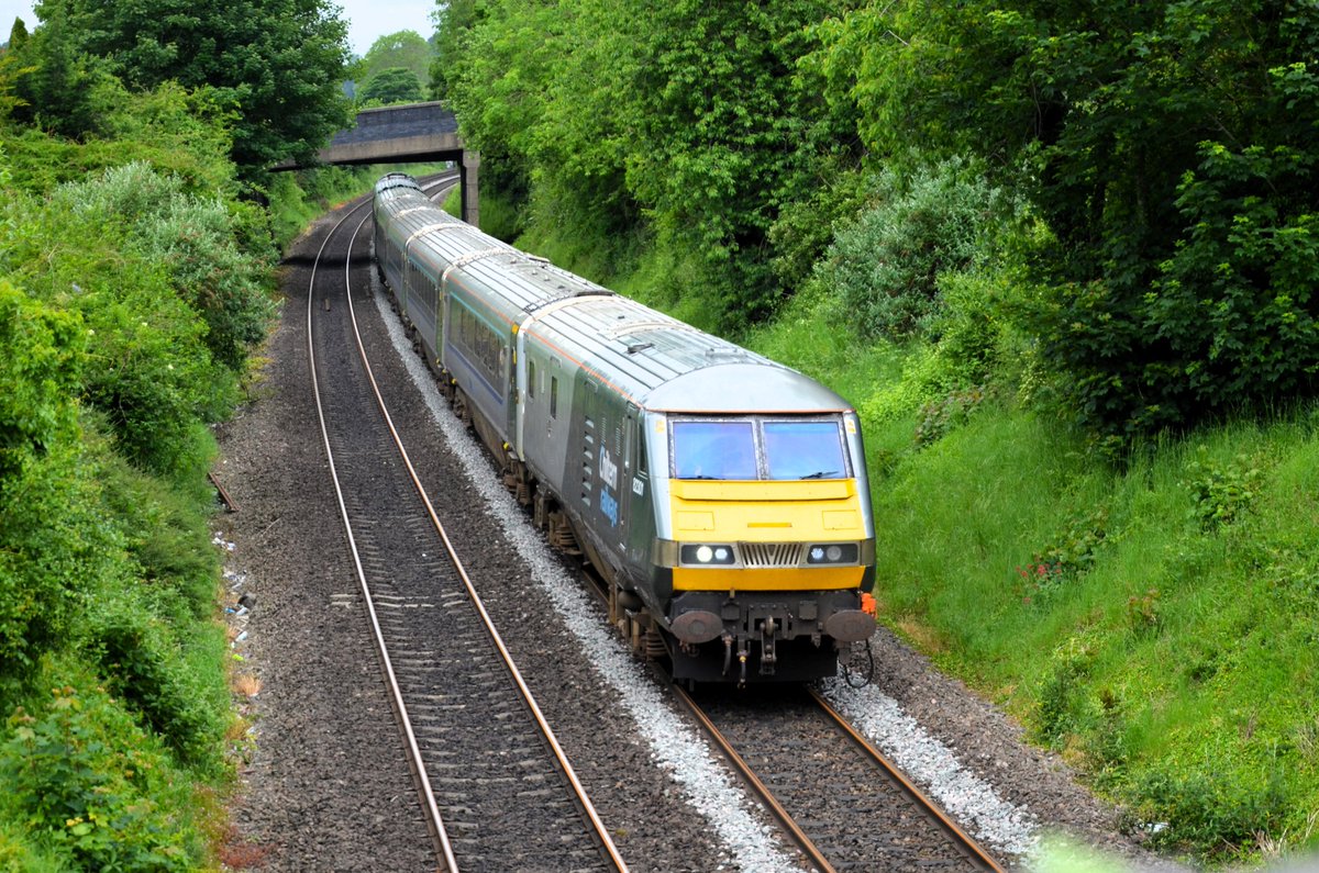Working in the Wycombe area today, so took 20 minutes to snap something different! Always nice to see the Class 68!