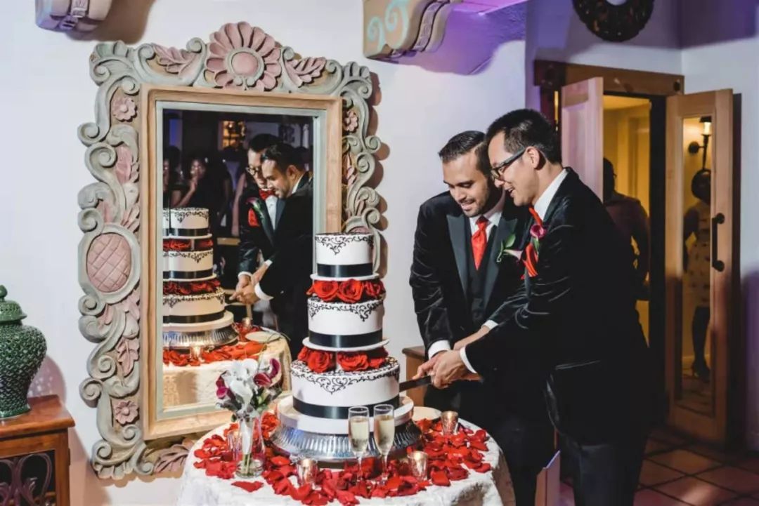 Lixinyang0923's tweet photo. I envy them very much. A pair of same-sex couples, one Chinese and one American, they live and get married in the United States. When will I live abroad like them and marry my future boyfriend https://t.co/HvlXG9mlPP