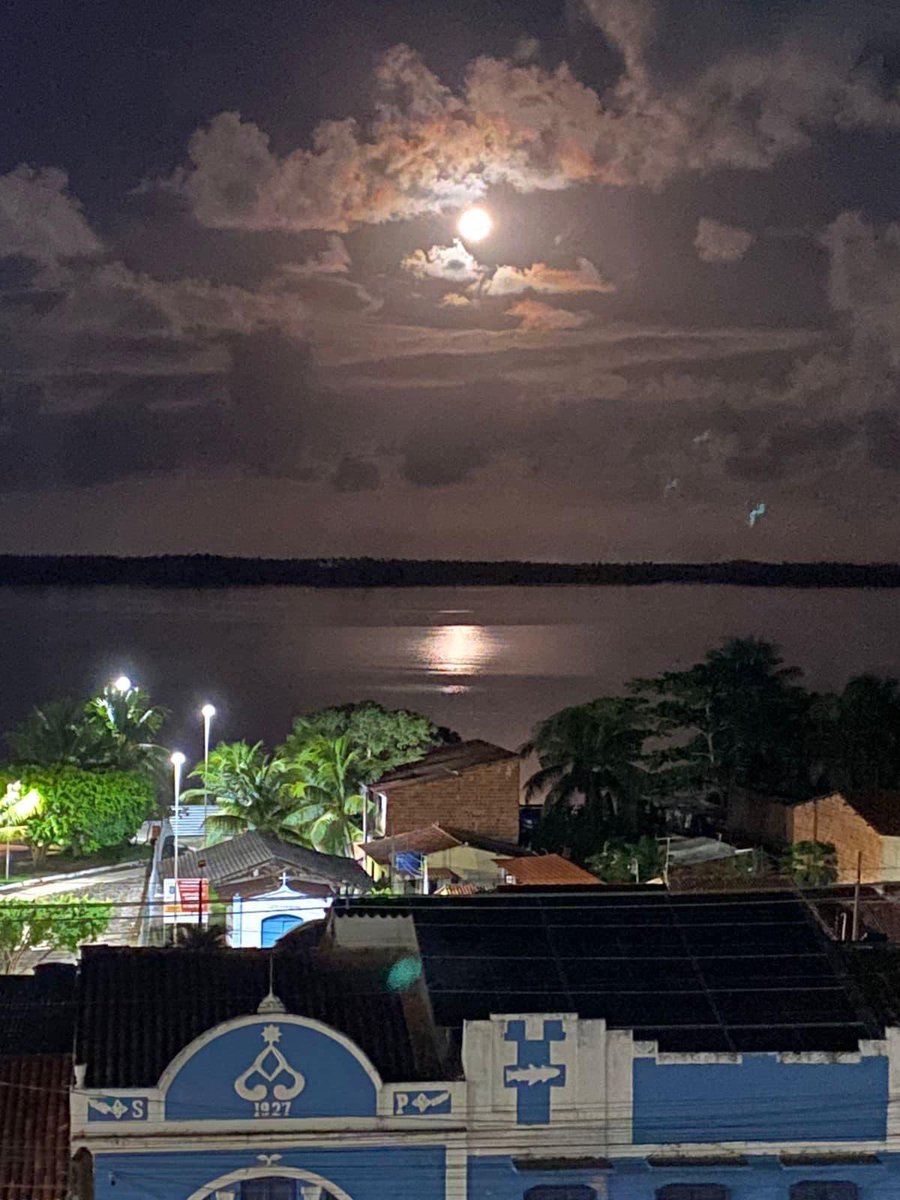 Gente, Essa imagem capturada pelo talento e sensibilidade do amigo jornalista @enio_lins, nesse entardecer de Marechal Deodoro, Alagoas, é um esplendor. A lua se reflete, repetidamente, de maneira plena, no céu e nas águas da grandiosa lagoa. Um espetáculo para ser guardado.