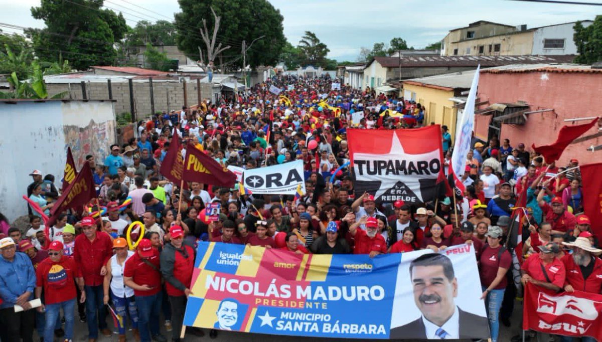 ¡Miren esta hermosura! El Pueblo luchador y pacífico de Santa Bárbara de Tapirín, del estado Monagas, que se desbordó con fuerza y entusiasmo en rechazo al bloqueo y las sanciones nefasta en contra de nuestra Patria. Tengan claro que Venezuela va hacia adelante por la vida y la