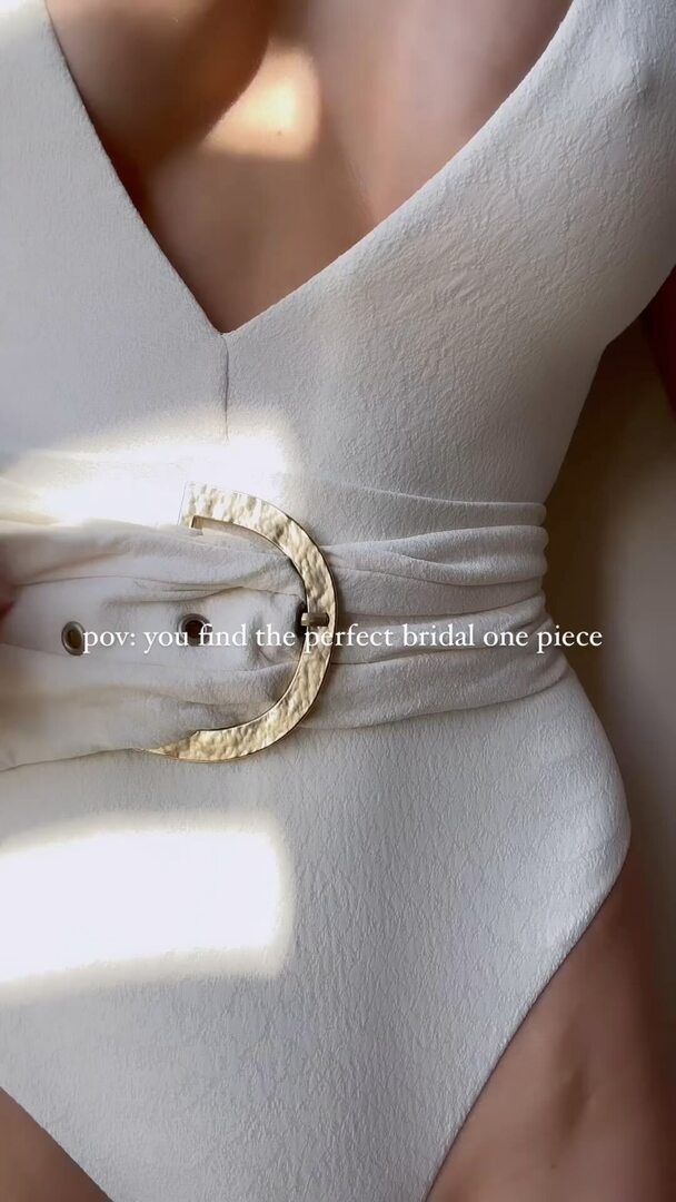 The perfect crisp white textured swimsuit 🤍
.
.
#bridal #honeymoon #vacationvibes #swimsuits instagr.am/reel/C7XlPuktg…