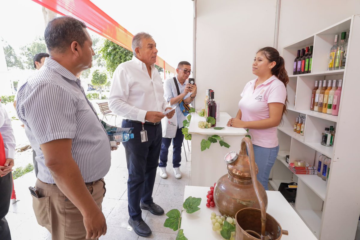 La #FeriaCorazónDeGente 💖tiene como objetivo acercar los servicios públicos a los ciudadanos y ofrecer un espacio para emprendedores locales. ¡Te esperamos! 🎉 🗓️Sábado 25 de mayo 10:00 a 20:00 h. 🗓️Domingo 26 de mayo 9:00 a 14:00 h. 📍Plaza de Armas de Ica.