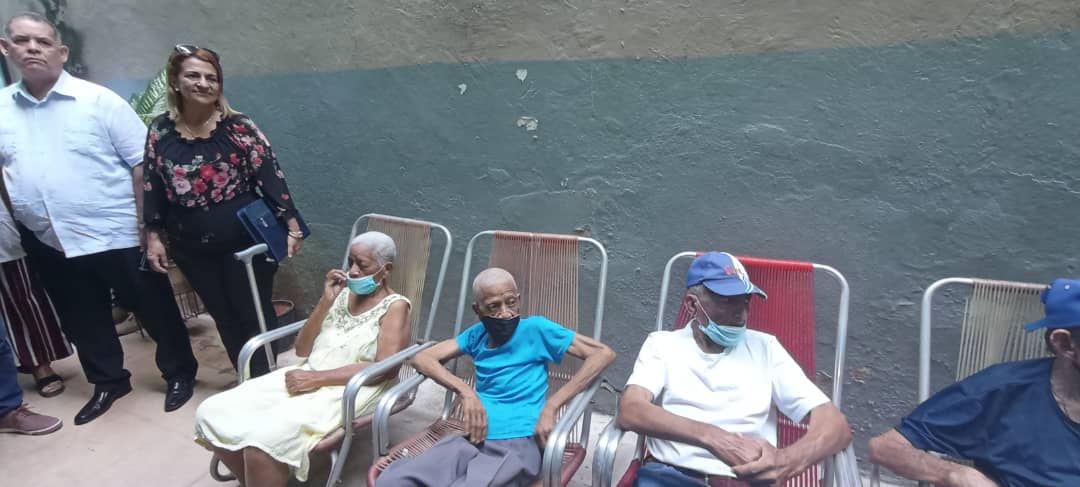 🩺Continuamos recorrido por instituciones de Salud, del municipio de Centro Habana en visita a la Casa de Abuelos "Alegría de Vivir".
 ⚕️La atención que se ofrece a los adultos mayores y la calidad de los servicios fueron temas abordados en ese centro.

#CubaPorLaVida