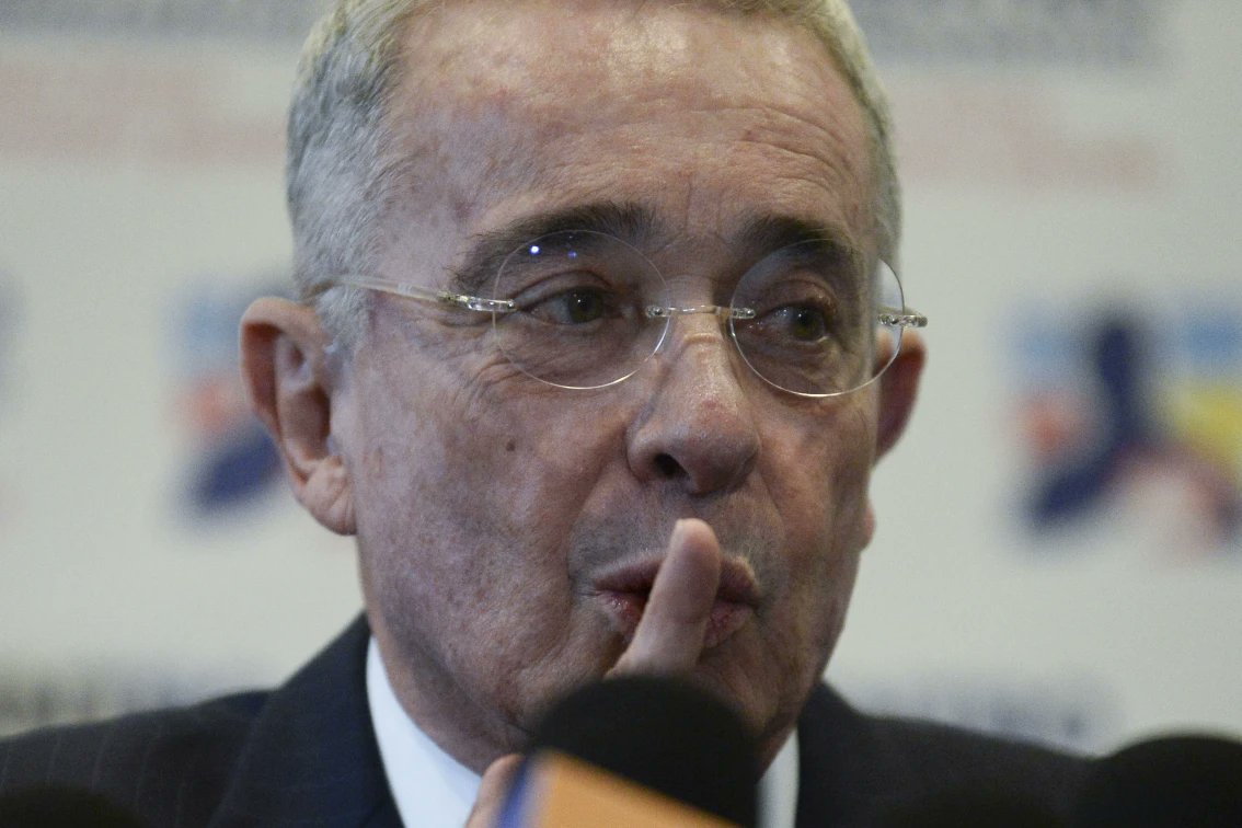 🇨🇴 | Álvaro Uribe Vélez, uno de los políticos más destacados en Colombia en los últimos años, fue formalmente imputado de soborno a testigos y fraude procesal el viernes, convirtiéndose en el primer exmandatario en ser juzgado penalmente.