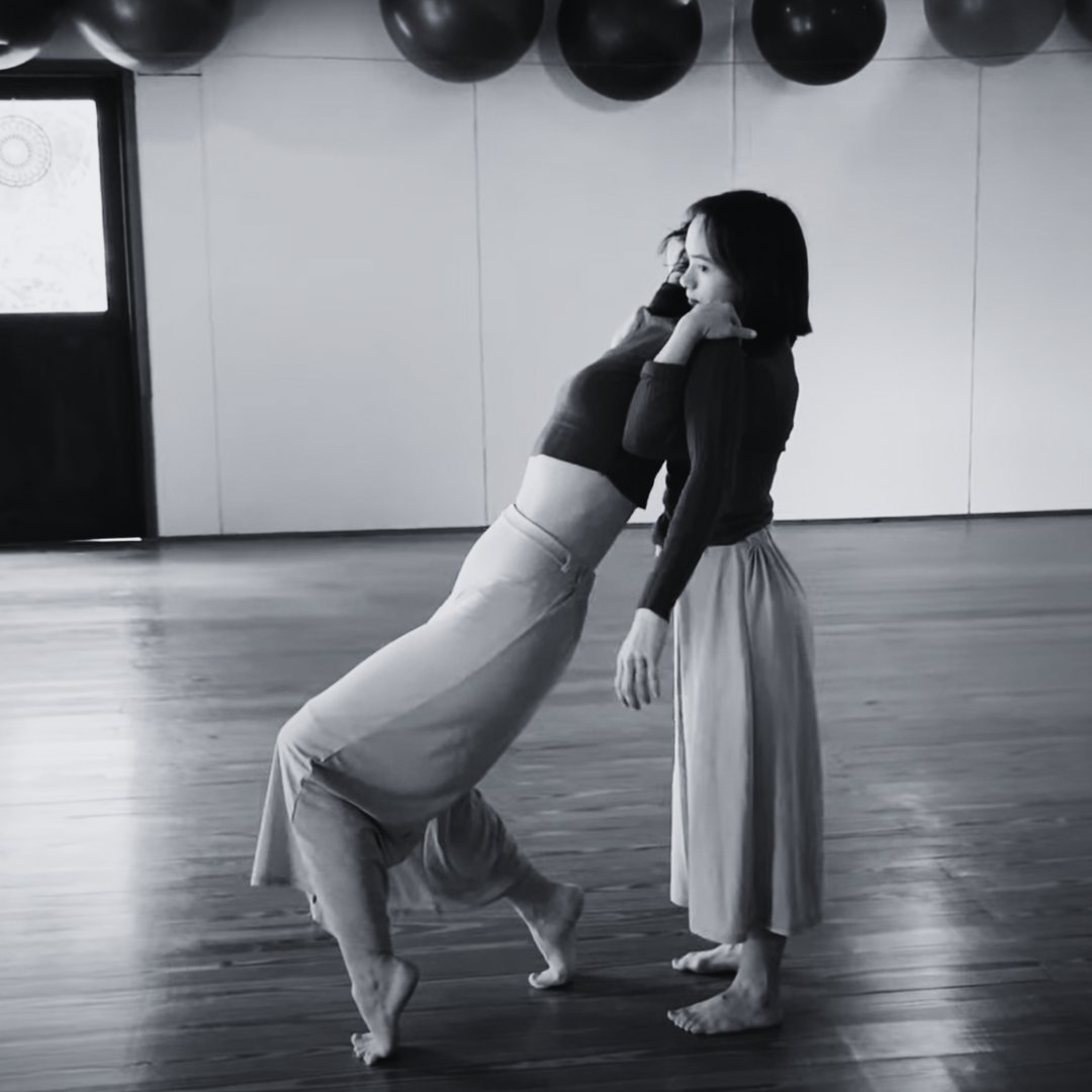 ¿Cómo imaginamos maneras de convivir más justas en donde todas las personas podamos florecer?

Con mucha alegría les compartimos algo del registro de los ensayos para el lanzamiento. 🩵