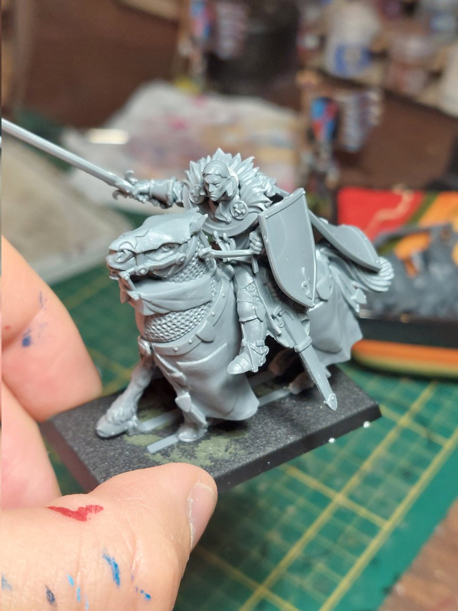 Hey Warhammer people, here's a kitbash project for the Bretonnian Duchess of Couronne on horse, which head do you prefer? #warhammer #theoldworld #bretonnian @warhammer