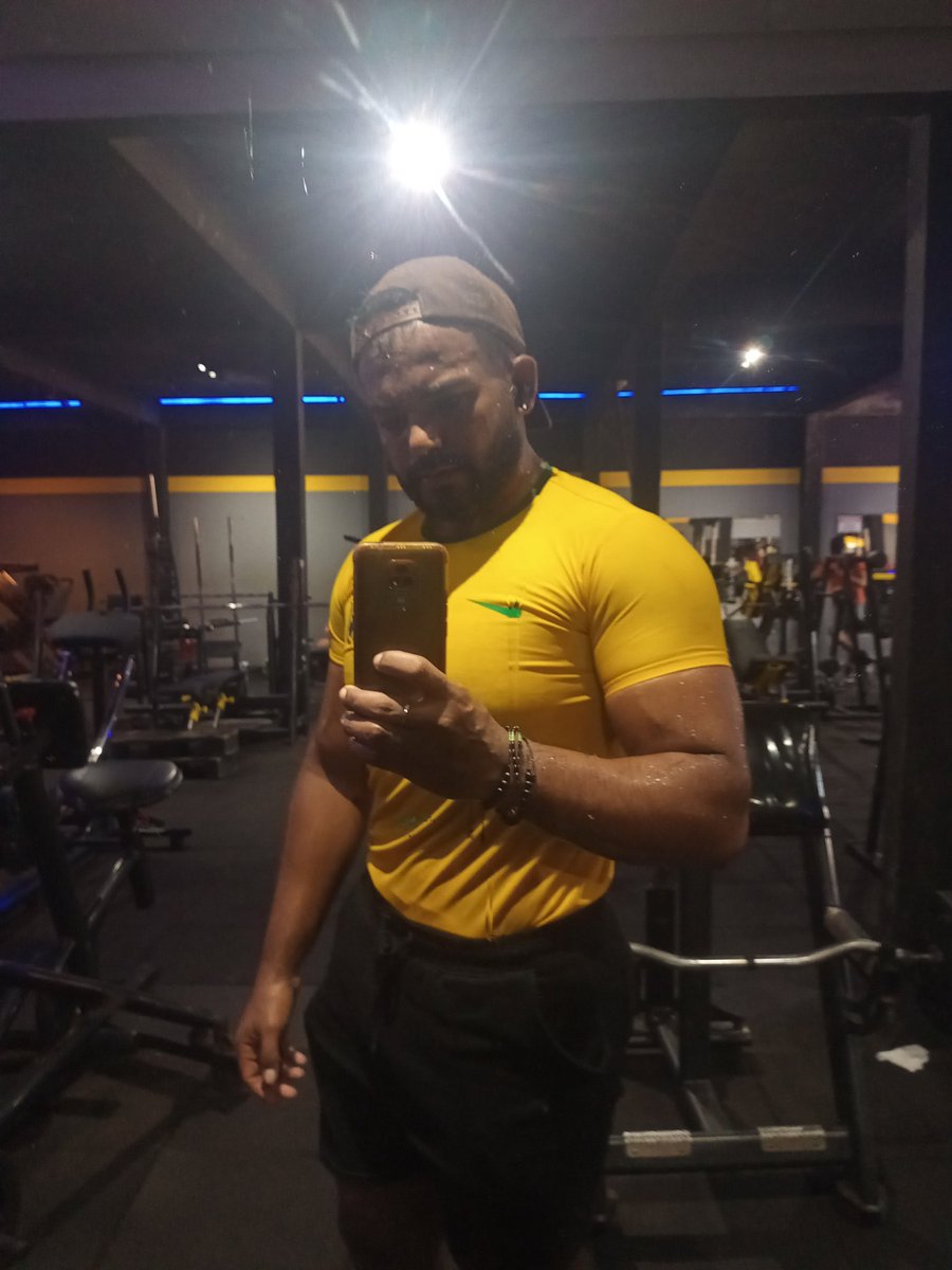 Hoje foi dia de amassar esses pãezinhos.