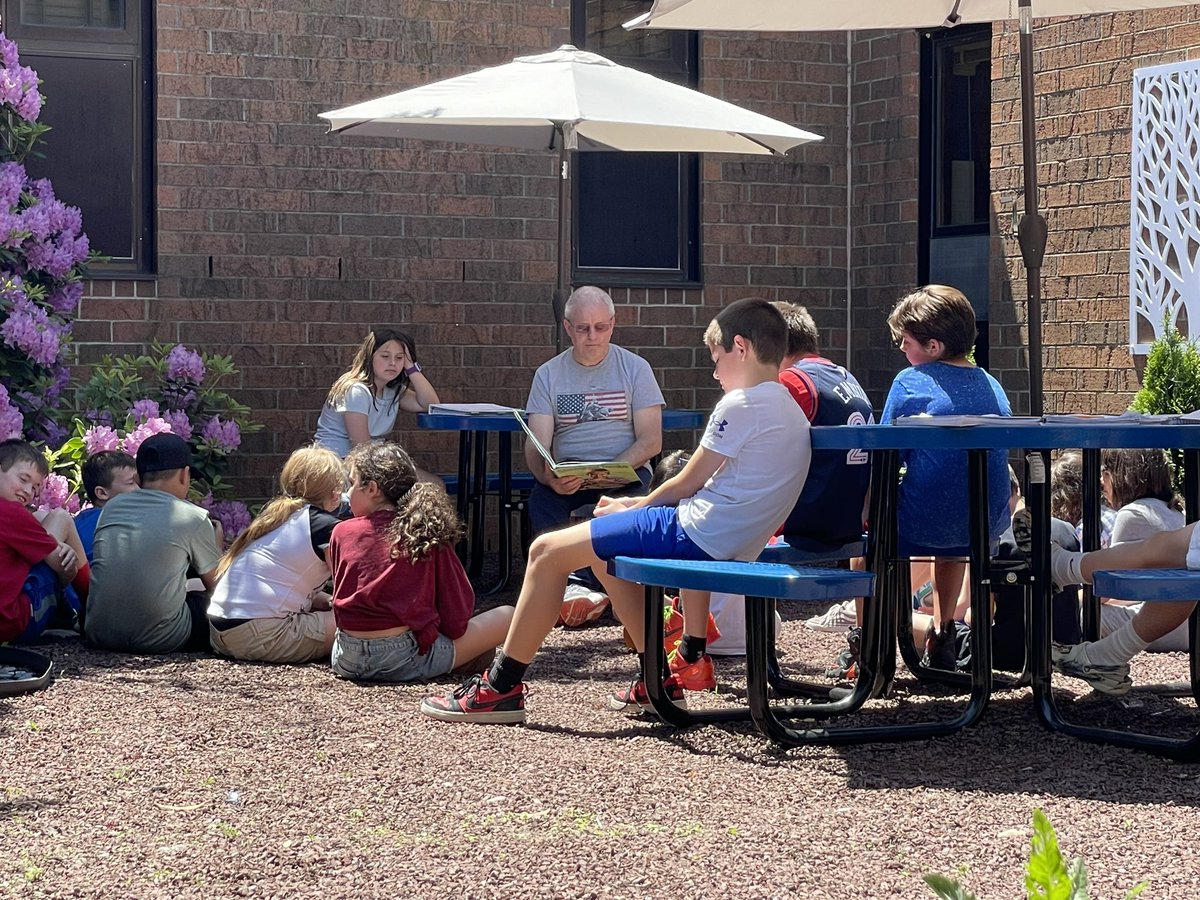 Appreciation post for this guy <a href="/SMoyerteach89/">Scott Moyer</a> 👇🏻
As his days at Butz dwindle because of his impending retirement, it was a privilege to👂🏼to him read &amp; chat with his class today. 
My first year in the classroom was spent with him as he supported many in my classroom AND me too!