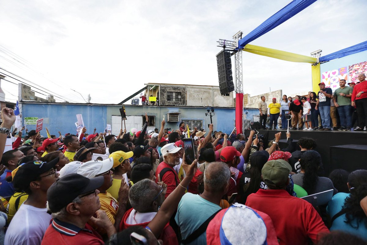 PUERTO LA CRUZ Estado Anzoátegui 🚩 Las calles del municipio Sotillo se desbordaron de pueblo que expresó su respaldo al candidato de la lealtad, hijo del Comandante Chávez, nuestro presidente @NicolasMaduro. #VerdadDePueblo