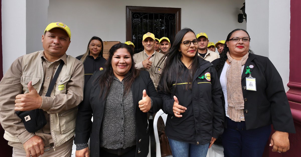 ViceParaguay's tweet photo. JORNADA DE GOBIERNO EN CONCEPCIÓN 
Hoy se anunció la habilitación de la nueva sede del SENEPA en Vallemí, ampliando la zona de cobertura a distritos que han sido postergados por mucho tiempo. Además, se entregaron equipos e insumos que permitirán brindar un mejor servicio. https://t.co/3zVR0tJAMy